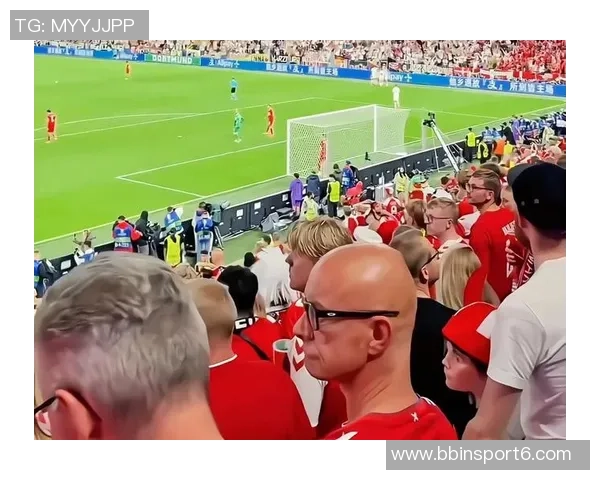 穆西亚拉亲临训练场为队友加油助威并热情签名回馈球迷