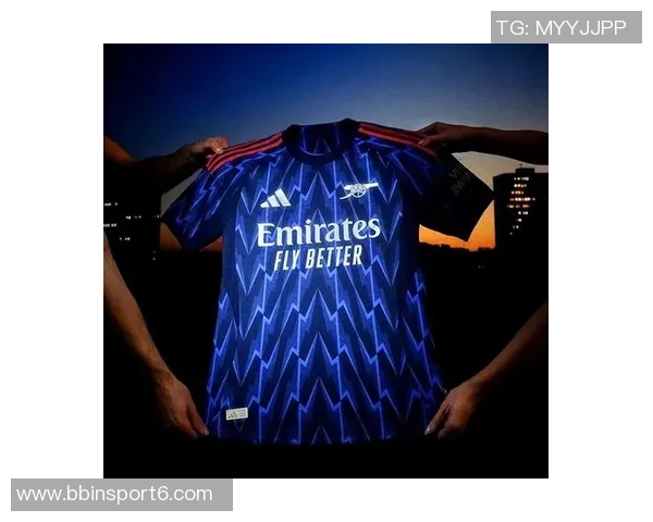 阿森纳新赛季客场球衣曝光浅黄色与海军蓝完美结合引发热议